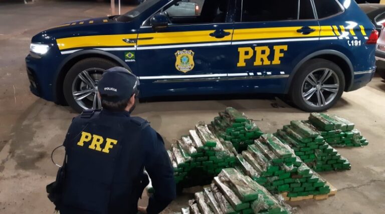 Tráfico de Drogas: PRF apreende 316 barras de maconha em Uberlândia (MG); Foram conduzidos um homem e uma menor de 17 anos