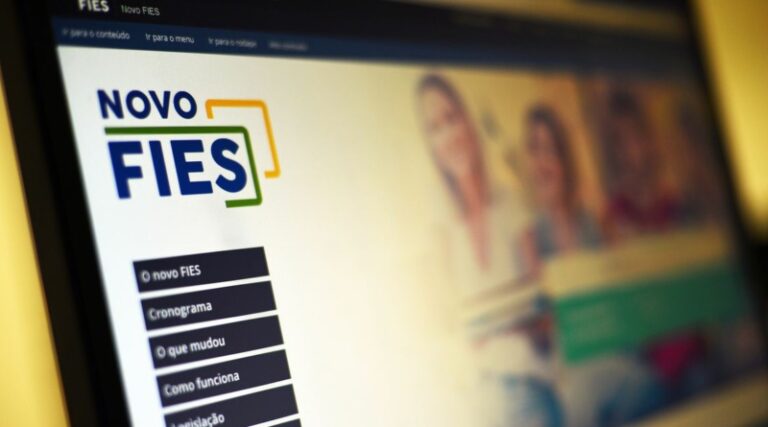 Bolsonaro sanciona lei que suspende pagamento de parcelas do Fies; Os saldos das obrigações suspensas devem ser pagos de forma diluída