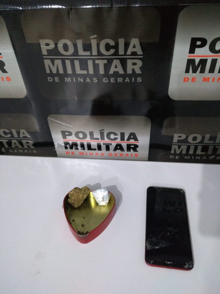 Tráfico de Drogas: Policia Militar conduz dois índividuos após patrulhamento no Centro de Santa Vitória (MG)