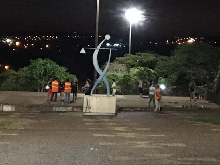 Covid-19: Central de Fiscalização aborda populares para orientação na Praça dos Trabalhadores, em Ituiutaba