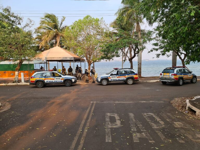 Polícia Militar é acionada após aglomeração de 90 pessoas na Praia do Lago de Cachoeira Dourada de Minas; duas pessoas foram conduzidas