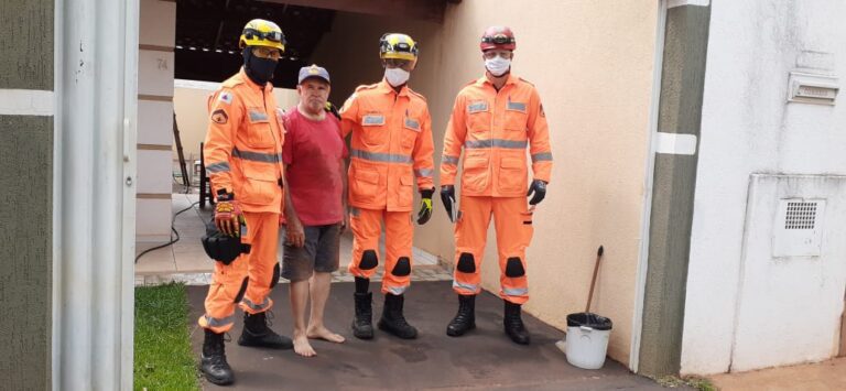 Bombeiros resgatam idoso em laje de residência no Bairro Portal dos Ipês