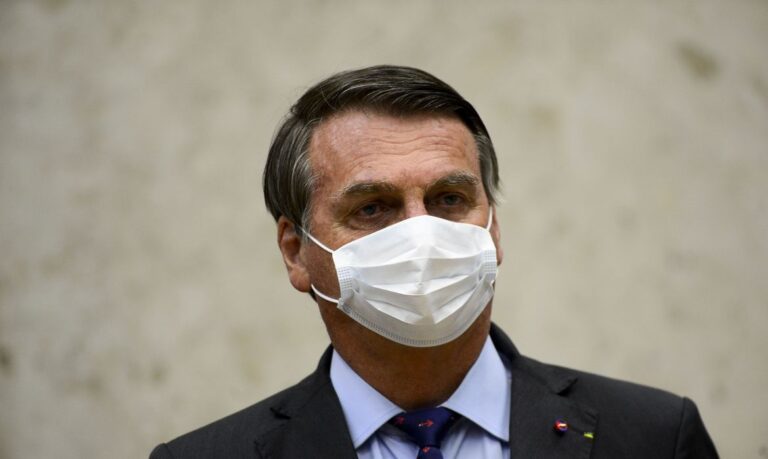 Bolsonaro veta perdão a dívidas de igrejas e sugere derrubada do veto; A lei foi publicada hoje (14) no Diário Oficial da União