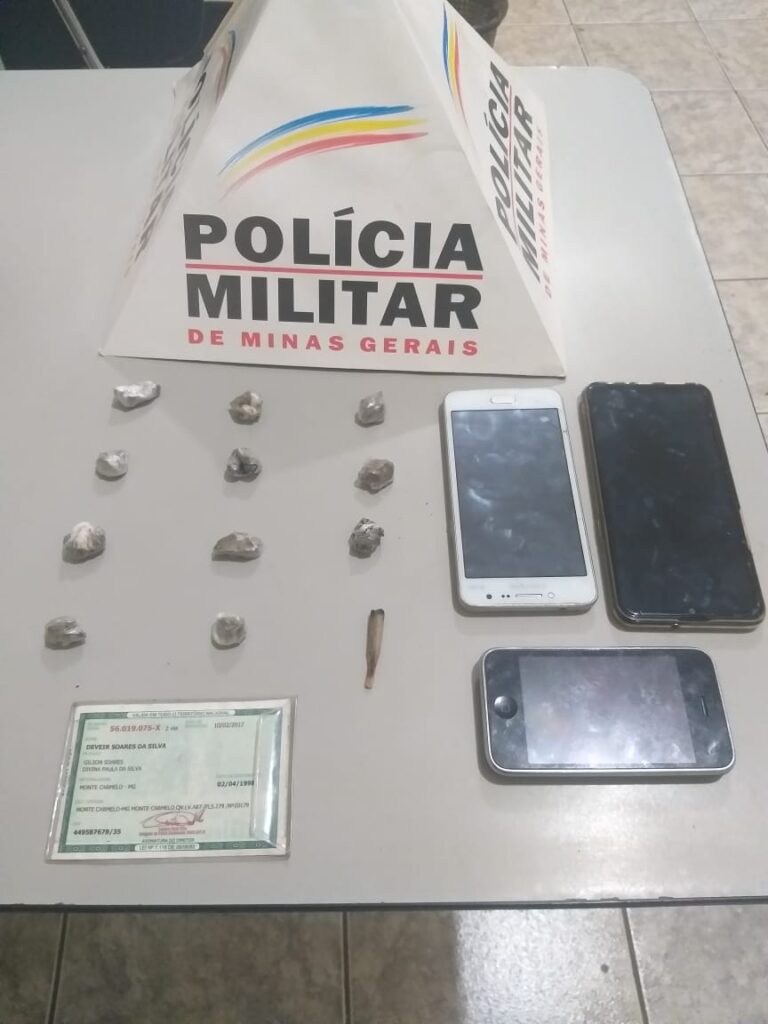 PMMG prende dois suspeitos pelos crimes de tráfico de drogas e falsa identidade em Ituiutaba; a prisão ocorreu nas proximidades da Praça dos Trabalhadores