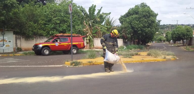 Bombeiros atuam em ocorrência de risco de derrapagem em Ituiutaba (MG)