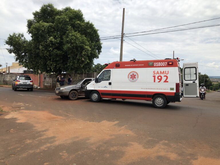 Carro de passeio e ambulância do Samu se envolvem em acidente  no Bairro Tupã, em Ituiutaba