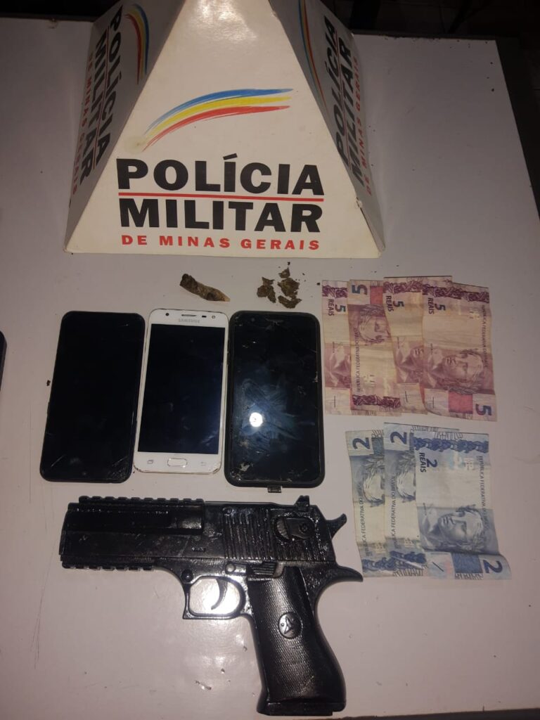 PMMG conduz três indivíduos até a Depol de Ituiutaba com maconha e simulacro de arma de fogo