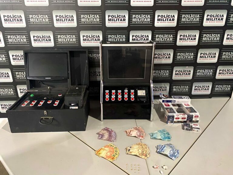 PMMG apreende drogas, cigarros contrabandeados e maquinas caça-níquies em bar no Bairro Maria Vilela