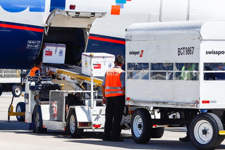Minas Gerais recebe mais de 190 mil doses da vacina contra a covid-19 desenvolvida pela Universidade de Oxford