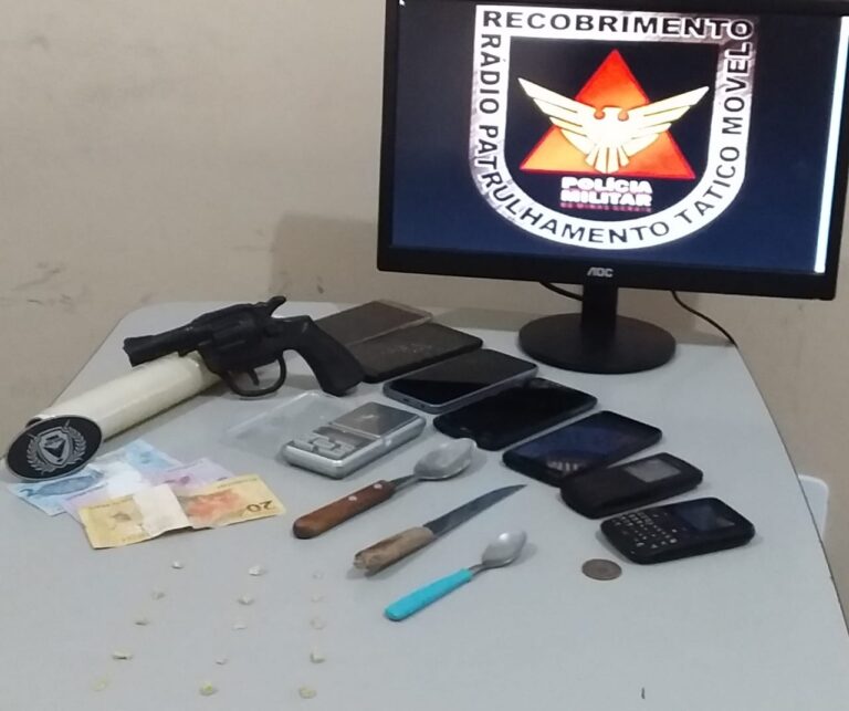 PMMG apreende 15 pedras de crack, simulacro de arma de fogo e telefones celulares no Bairro Platina, em Ituiutaba