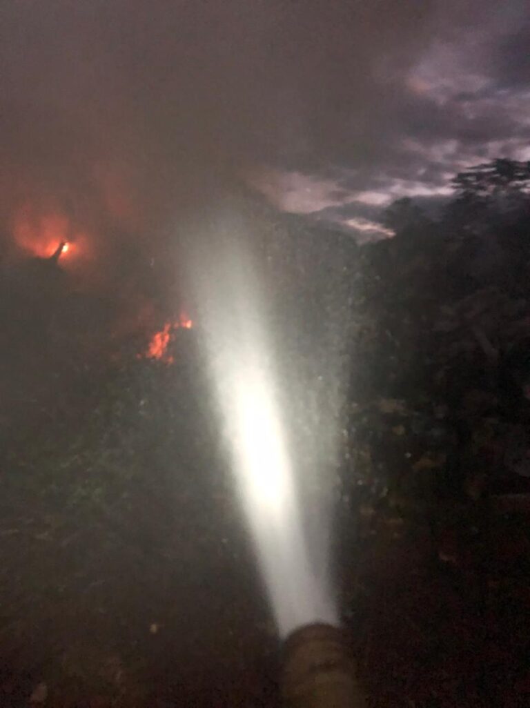 CBMMG apaga incêndio em ferro velho no Bairro Universitário, em Ituiutaba