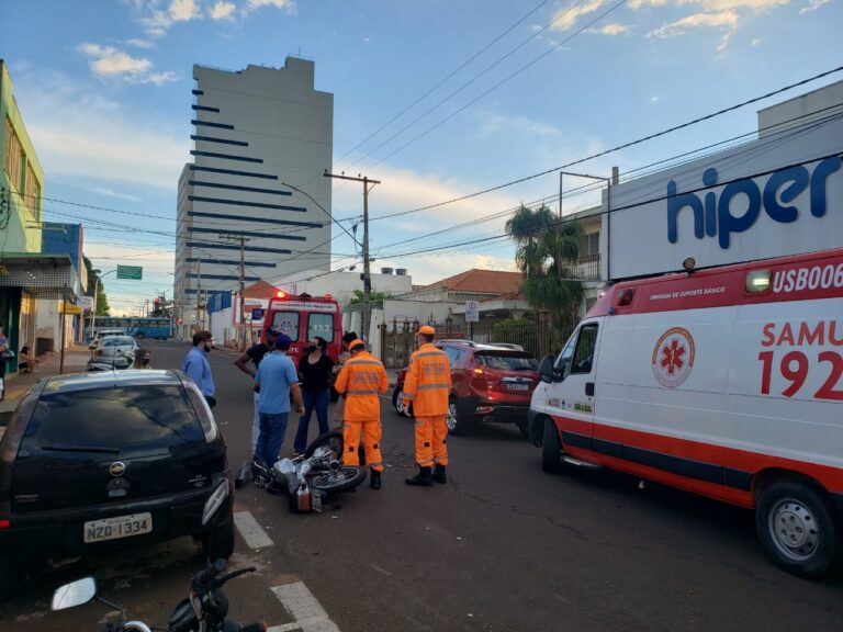 Motociclista de 18 anos fica ferido após colisão entre moto e carro, no Centro de Ituiutaba