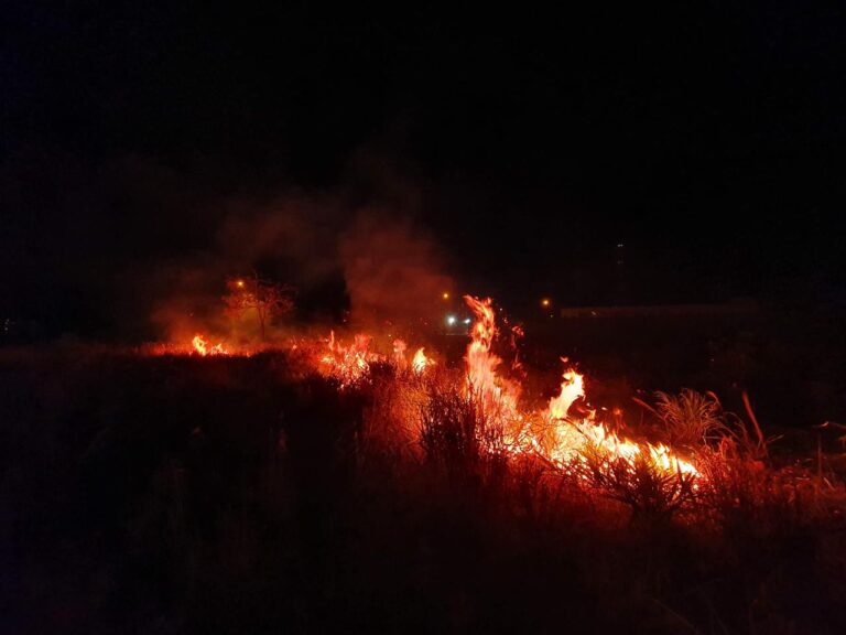 CBMMG combate incêndio criminoso em lote vago no Residencial Buritis, em Ituiutaba (MG)