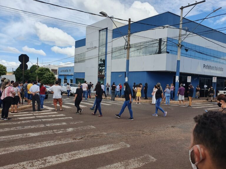 Empresários protestam na porta da Prefeitura de Ituiutaba em prol do direito de trabalhar