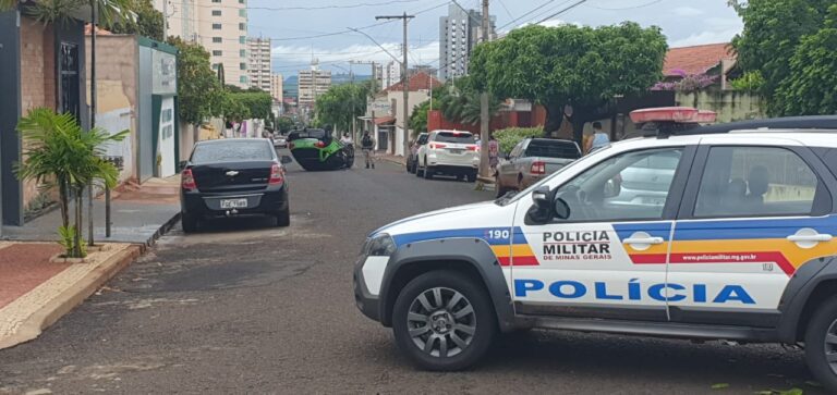 Veículo capota no Centro de Ituiutaba com um homem adulto e duas crianças dentro