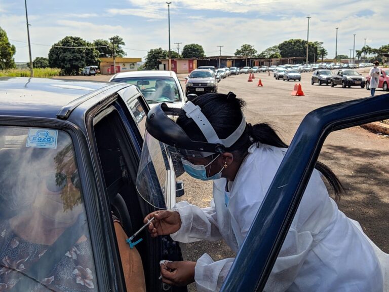 Com doses para todo o público alvo, Drive-thru nesta quinta (25) será para idosos de 75 anos