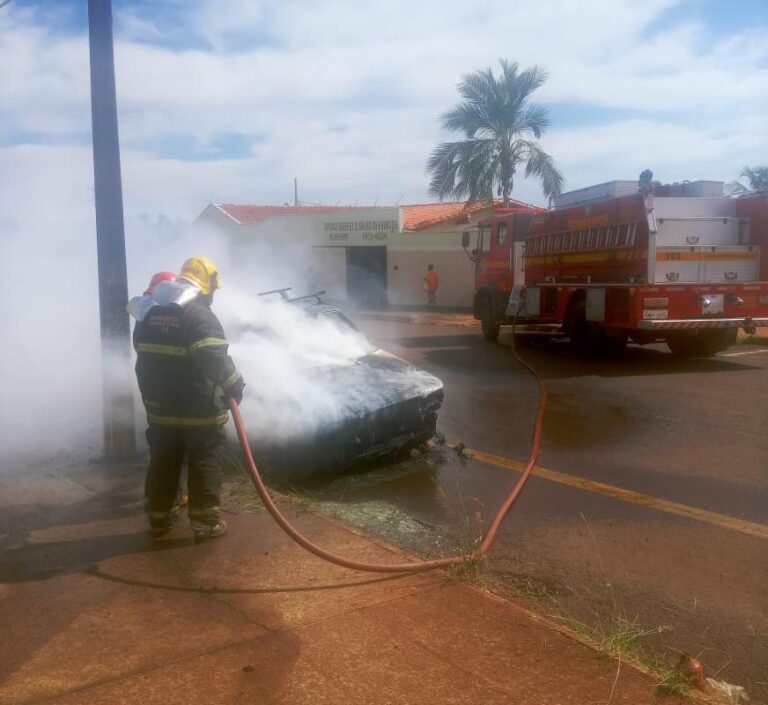 Suposta pane elétrica teria motivado incêndio que deixou carro totalmente destruído na fila do drive-thru, diz CBMMG