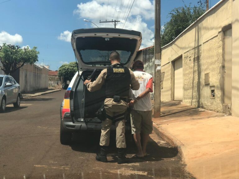 Filho embriagado é preso em Ituiutaba após discutir e ameaçar mãe idosa