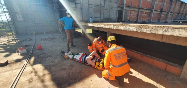 Operário é resgatado pelo CBMMG de aproximadamente 04 metros de altura no Estádio Municipal Júlia do Prado após ter coluna travada