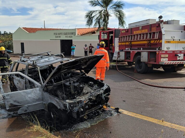 Carro pega fogo e fica todo destruído na fila do drive-thru, em Ituiutaba