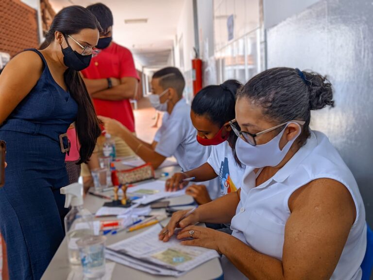 Vacinação nesta segunda-feira (19) está ocorrendo na EMMA para idosos e trabalhadores de saúde agendados