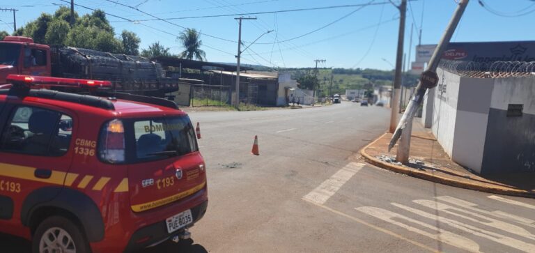 Poste de energia pública é danificado por caminhão no Bairro Maria Vilela, em Ituiutaba
