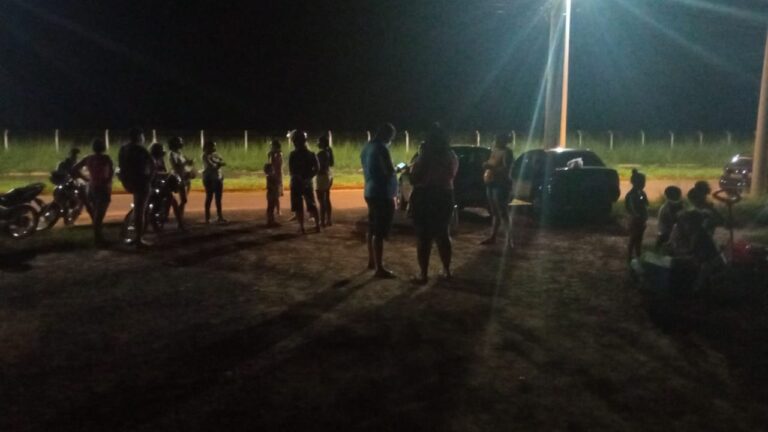 Contemplados dos Residenciais Nova Ituiutaba 2 e 4 acampam no canteiro de obras exigindo entregas das casas atrasadas