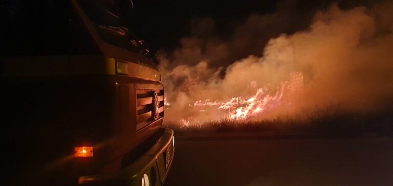 CBMMG contém incêndio em lote vago no Bairro Tupã