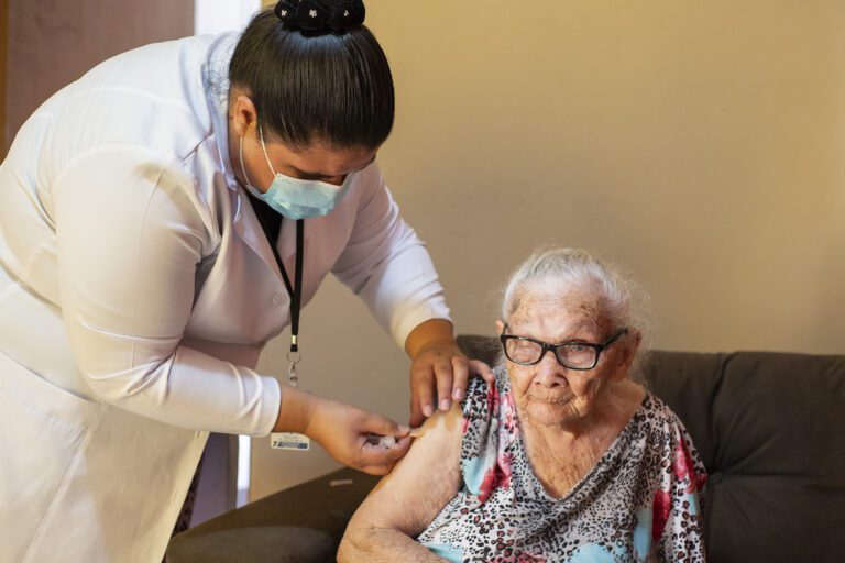 Vacinação contra Covid-19 em Ituiutaba no sábado (03/04) será para idosos acamados