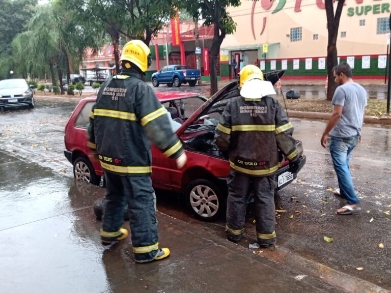 Carro pega fogo na Avenida Napoleão Faissol neste sábado (22)