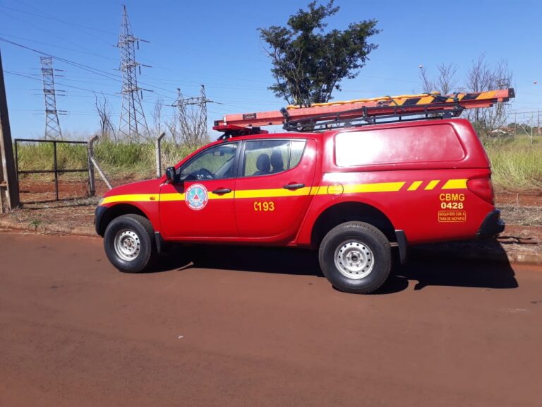 CBMMG combate incêndios em lotes vagos em Ituiutaba