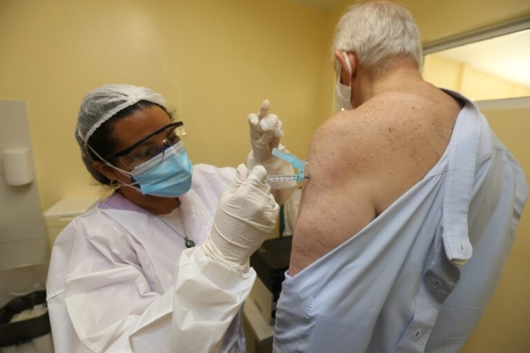 Covid-19: vacinação nesta terça (4) será para agendados e ‘faltosos’ acima de 62 anos