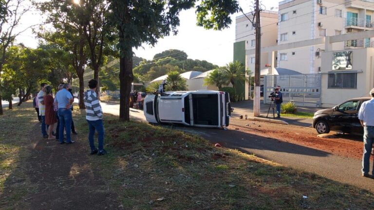 Capotamento é registrado no Bairro Novo Mundo, em Ituiutaba