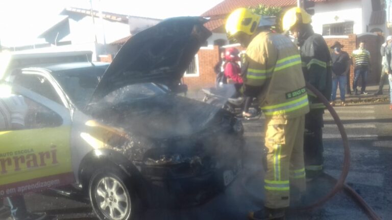 Carro pega fogo no Centro de Ituiutaba