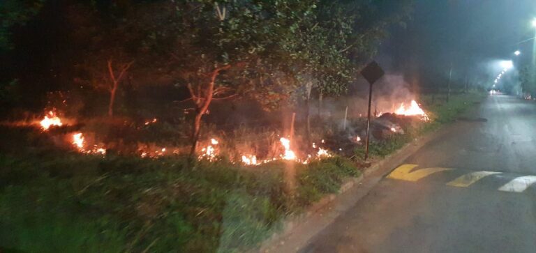 CBMMG combate incêndio em lote vago no Bairro Santa Edwiges em Ituiutaba