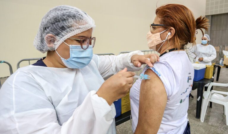 Vacinação contra Covid-19 nesta quinta-feira (8) em Ituiutaba avançará para pessoas de 46 anos