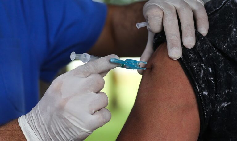Vacinação contra Covid-19 em Ituiutaba segue até ás 15h nesta segunda (19)