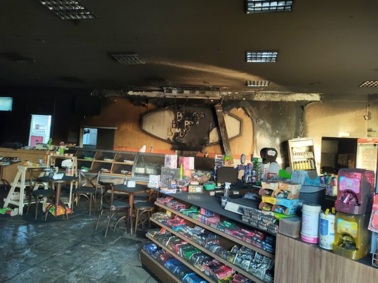 Padaria do Posto Bombocado fica parcialmente destruída após incêndio
