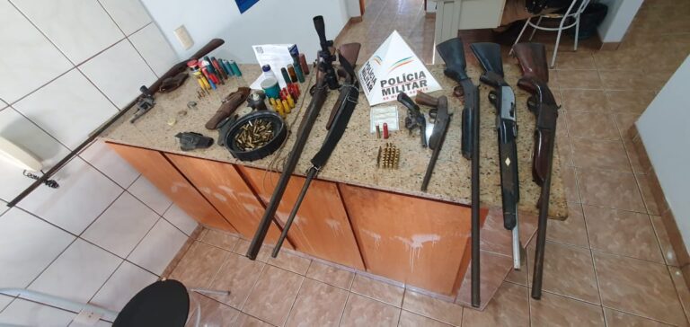 PMMG apreende na Zona Rural de Gurinhatã 09 armas de fogo e munições