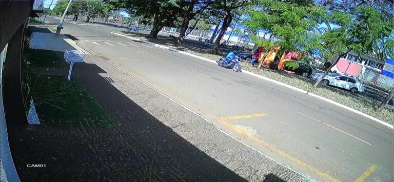 Incêndio criminoso deixa carro todo destruído no Bairro Universitário, em Ituiutaba