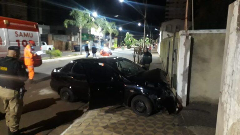 Condutor fica preso às ferragens durante grave acidente de trânsito no Centro de Ituiutaba