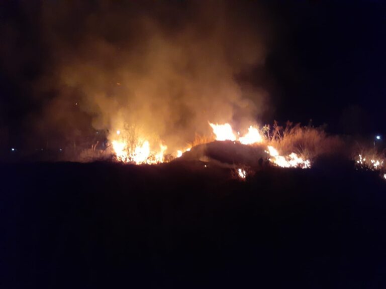 CBMMG combate mais um incêndio em vegetação, em Ituiutaba