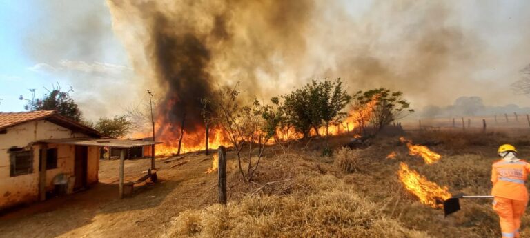 Incêndio de grandes proporções destrói pastagens, plantação de cana, cercas e reserva florestal, em Ituiutaba