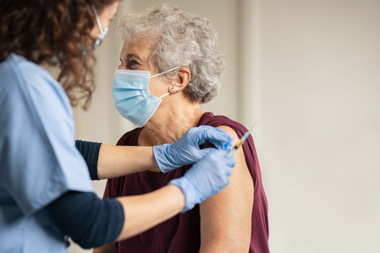 Aplicação das doses de reforço para idosos de Ituiutaba acima de 80 anos terá início na próxima segunda (27)