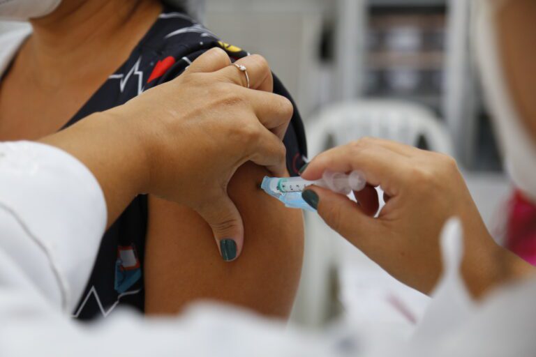 Vacinação em Minas imuniza quase 60% da população e reduz casos graves de covid-19