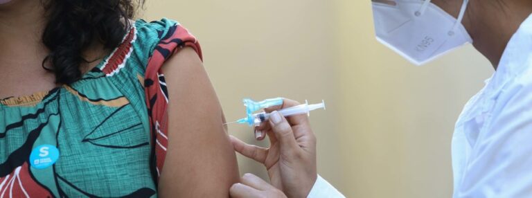 Vacinação em Minas: 500 cidades não registram mortes por coronavírus há um mês