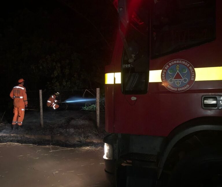 CBMMG combate incêndio no Bairro Nova Ituiutaba