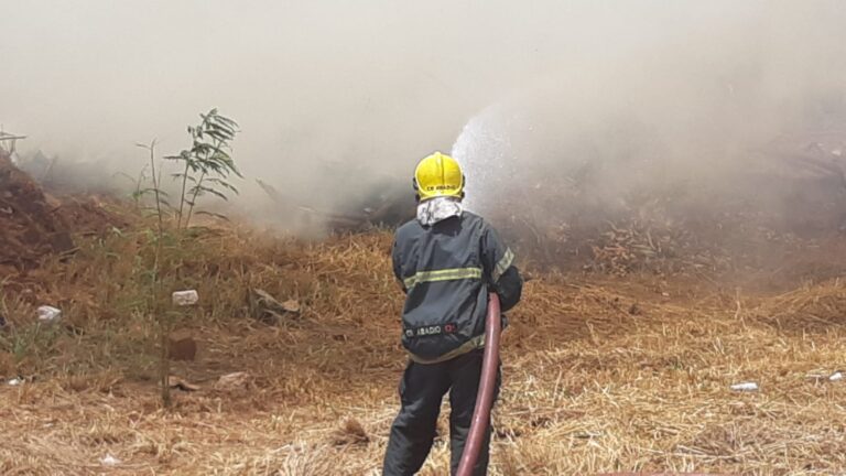 CBMMG é acionado para combater incêndio no aterro sanitário de Ituiutaba