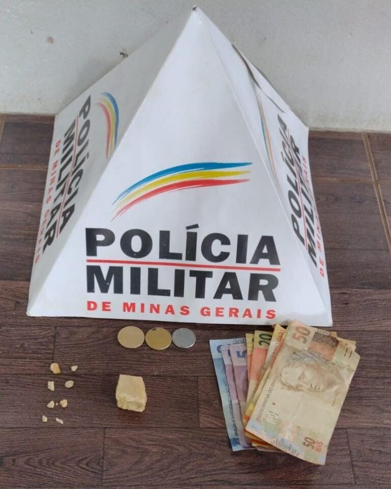 PM conduz dois adolescentes suspeitos de tráfico de drogas, em Prata /MG  
