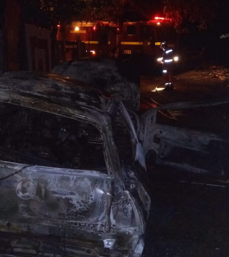 Após desentendimento entre dois indivíduos, carro é incendiado no Bairro Natal